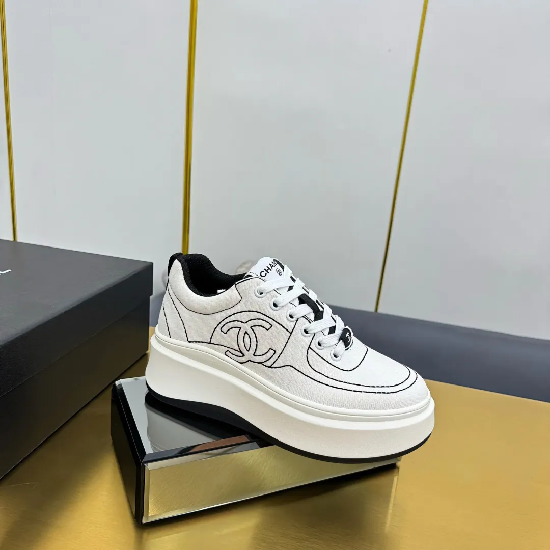 👟👟Ex-factory price 600👟👟 Upgraded version, upgraded version, upgraded version! No rebuttal accepted! ! ! ! Chanel Chanel panda shoes! 2025 counter's top casual sports shoes. This classic design; the upper is electro-embroidered with a variety of techniques; the outsole is fashionable and sporty; the unusual inclusion of a variety of color matching elements... The diversified mix and match is very good-looking and versatile, and can be used for leisure, fashion, sports, and outdoor... ꫛꫀꪝ Go➫ Materials: ❶Upper made of: original imported first-layer silk cowhide + original waterproof cloth + original first-layer cowhide ❷Inner lining: Original Yangli+Net ❸Outsole based on: Original TPU combination outsole Counter boutique packaging complete set for women 35–41 👉 👉
